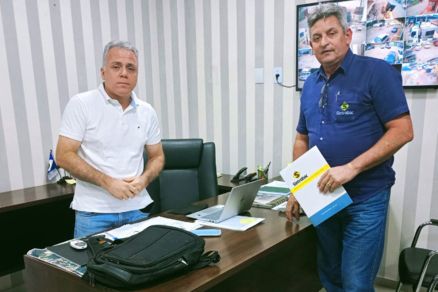 Vice-presidente do Sintrobac, Olmir Justino, em reunio com o secretrio de Obras de Cuiab, Reginaldo Teixeira