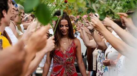 Anitta passa por caminho com rosas em celebra��o de anivers�rio com ritual e c�nticos hindus
