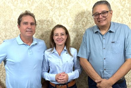 A prefeita Flvia Moretti entre Tio da Zaeli e o secretrio Dito Lucas, em foto do incio da gesto