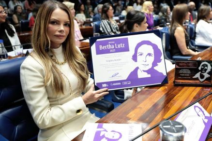 A primeira-dama de Mato Grosso, Virginia Mendes, com seu Diploma Mulher-Cidad� Bertha Lutz