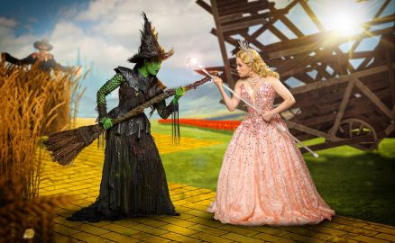As atrizes Myra Ruiz e Fabi Bang em montagem do musical 'Wicked' 