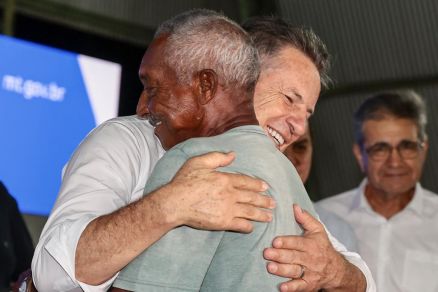 O governador Mauro Mendes, entregando a escritura ao morador