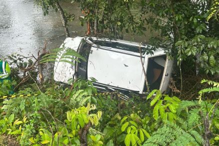 Ve�culo capotado ap�s v�tima perder controle da dire��o 