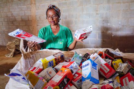 Cidinha mostra bag com caixinhas de leite separadas para reciclagem 