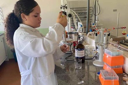 Pesquisadora diluindo amostra da rea��o para avalia��o