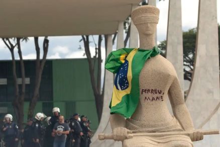 Esttua do Supremo Tribunal Federal, que foi pichada por Dbora Rodrigues dos Santos