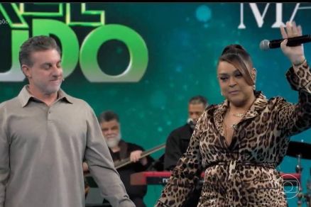 Luciano Huck recebe Preta Gil no Doming�o
