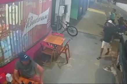 Imagem mostra momento em que suspeito chega na Convenincia 