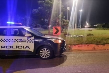 O corpo da v�tima ficou ca�do na rotat�ria; PM foi acionada e Pol�cia Civil investiga o caso 