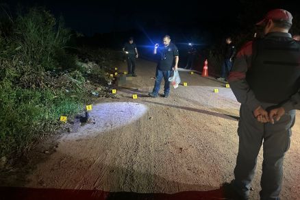 Agentes da Politec em encruzilhada no bairro Pedra 90 onde corpo foi encontrado 