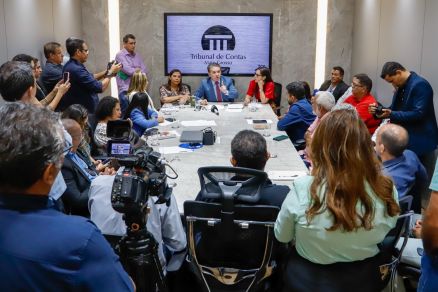 O presidente do TCE Srgio Ricardo reunido com os representantes dos servidores
