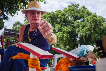 Isaas Osias da Silva, de 66 anos, em seu ponto de engraxate no Centro de Cuiab 