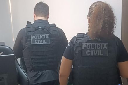 Policiais durante Operao Saldo Devedor, deflagrada em Cuiab e VG  