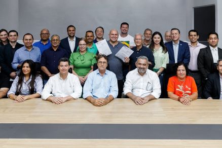 Prefeito Abilio Brunini com vereadores e representantes da construo civil durante encontro 