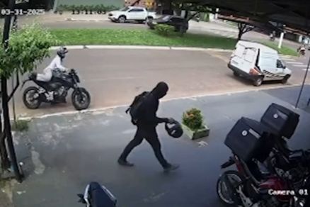 Momento em que dupla de suspeitos chega ao estabelecimento; moto foi apreendida 