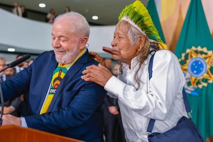 O presidente Lula ao lado do Cacique Raoni Metuktire (Foto: Ricardo Stuckert/PR)