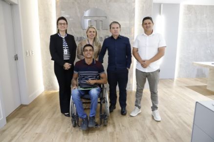 Presidente do TCE-MT, conselheiro S�rgio Ricardo, em reuni�o com representantes da Associa��o V�rzea-grandense da Pessoa com Defici�ncia