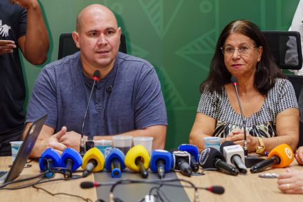 O prefeito de Cuiab Abilio Brunini e a ex-secretria de Educao, Solange Dias em coletiva no Palcio Alencastro