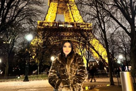 A influencer Emilly Souza, alvo da operao, posando em frente  Torre Eiffel, em Paris, na Frana
