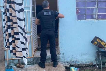 Investigador da DRE durante cumprimento de mandados na casa de um dos alvos