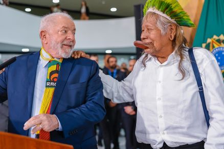 O presidente Lula e o cacique Raoni, em evento no Palcio do Planalto