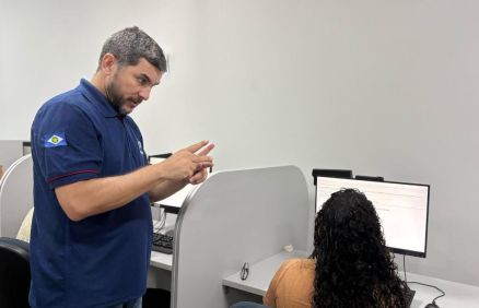 Atendimento exclusivo a surdos na prova terica digital, na sede do Detran-MT, em Cuiab 