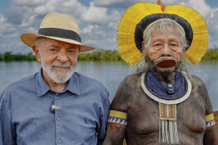 O presidente Lula ao lado do cacique Raoni Metuktire