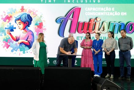 Abilio em evento do dia do autista promovido pelo TJMT