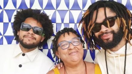 Emicida com a m�e, Dona Jacira, e o irm�o Evandro Fi�ti