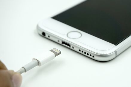  A Apple refor�a o alerta em rela��o ao cabo e � fonte do carregador.