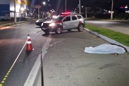 A v�tima ficou ca�da no asfalto ap�s ser atropelada na Avenida da Feb 
