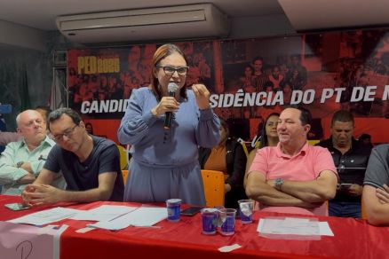 A ex-deputada federal Professora Rosa Neide que teve sua candidatura lan�ada 
