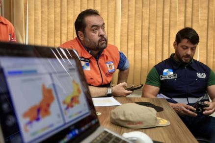 O governador do Rio de Janeiro, Cludio Castro (PL), acompanha o trabalho do Corpo de Bombeiros em Petrpolis