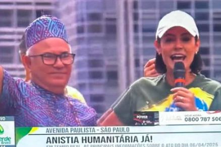 Pai de santo Sergio Pina sobe em palanque com Michelle Bolsonaro