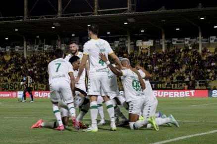 Jogadores comemoram vit�ria sobre o Volta Redonda