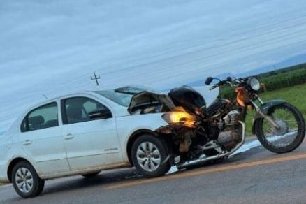 A motocicleta ficou presa ao ve�culo com o impacto 