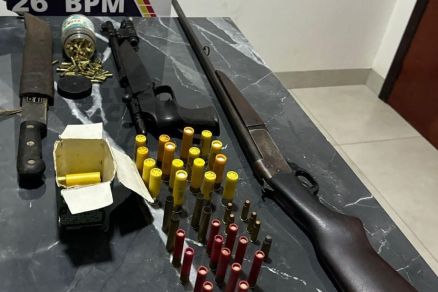  Os policiais fizeram buscas na residncia e encontraram um rifle e uma espingarda e cerca de 180 munies de diversos calibres