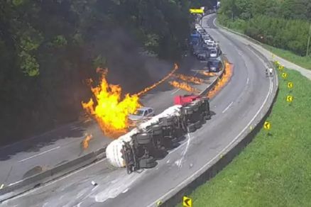 Imagem mostra momento em que caminho tomba e causa incndio 