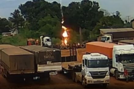 Imagem mostra momento de queda de raio em borracharia 