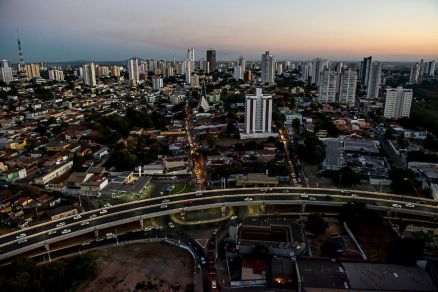 Vista area de Cuiab sob o sol forte; clima seco e temperaturas elevadas so predominantes