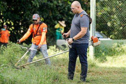 O prefeito Abilio Brunini limpando o mato com uma ro�adeira