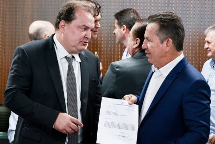 O presidente da ALMT, Max Russi, recebendo mensagem das mos do governador Mauro Mendes
