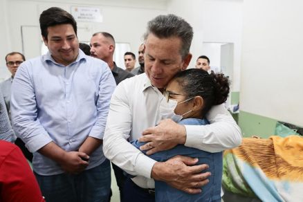 O governador Mauro Mendes, durante vistoria ao hospital