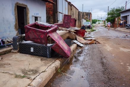 M�veis molhados em cal�ado do bairro Pedregal ap�s enchente em Cuiab�