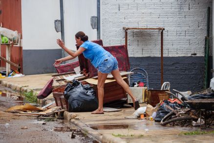 M�veis molhados em cal�ado do bairro Pedregal ap�s enchente em Cuiab�