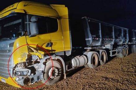 Cabine do caminh�o ficou com marca da colis�o; motorista n�o se feriu