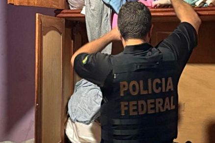 Policial federal durante cumprimento do mandado de busca e apreenso