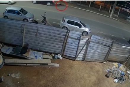 Corpo da vtima ficou cado no meio-fio da calada da UFMT