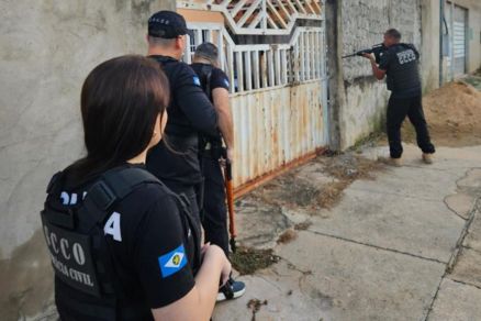 Policiais civis durante Operao que mira grupo especializado em furto de caminhes 