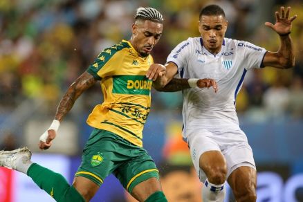 Atleta do Cuiab�, Derik Lacerda, em disputa contra o Ava� 